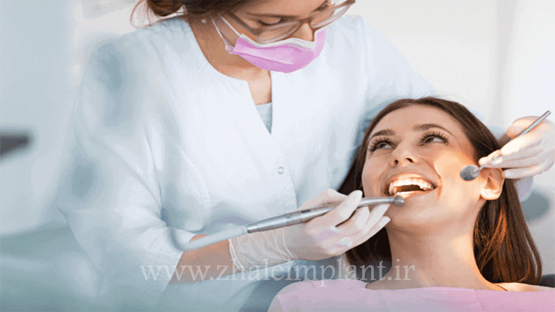 معاینه شدن توسط یک دندانپزشک