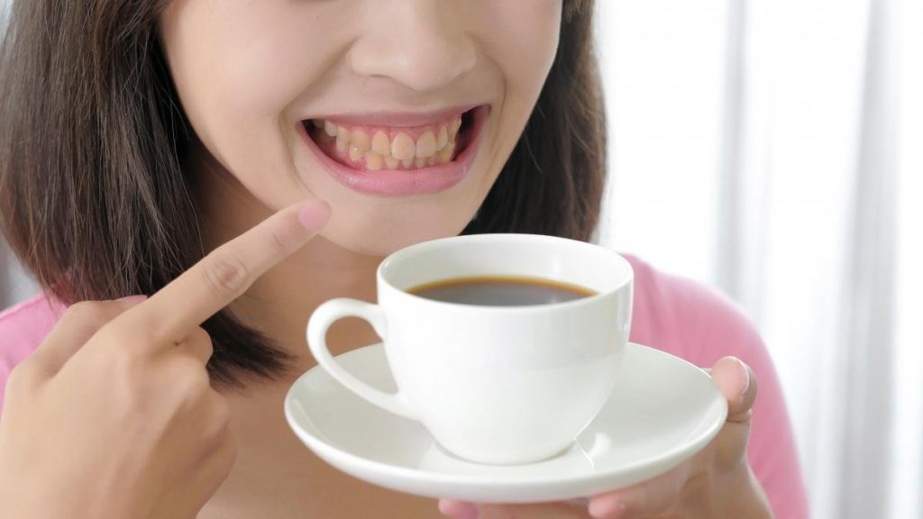 زرد شدن دندان با نوشیدن قهوه